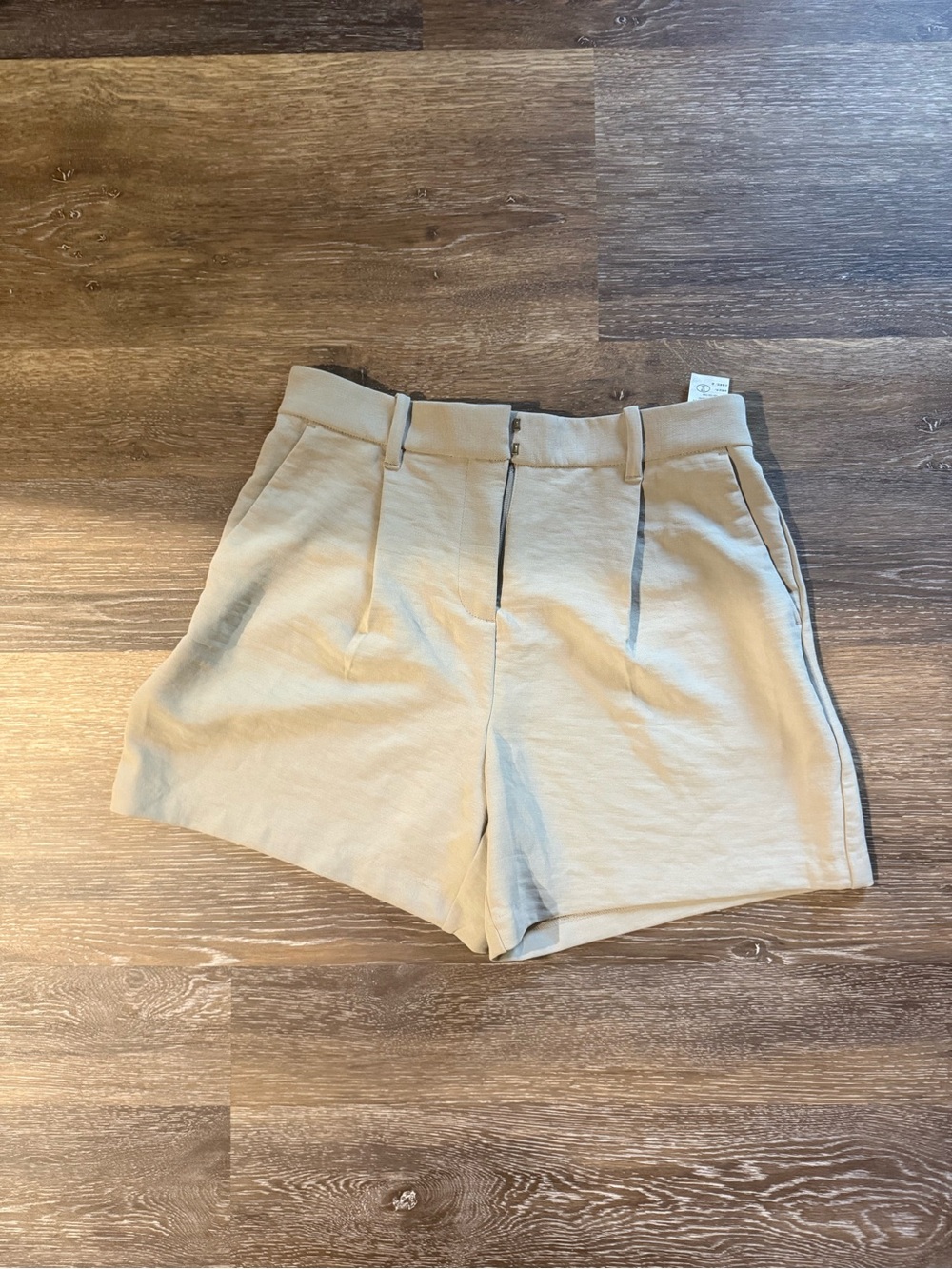 Like new! Abercrombie & Fitch Casual Women's Beige Shorts - Elastic Waist size s